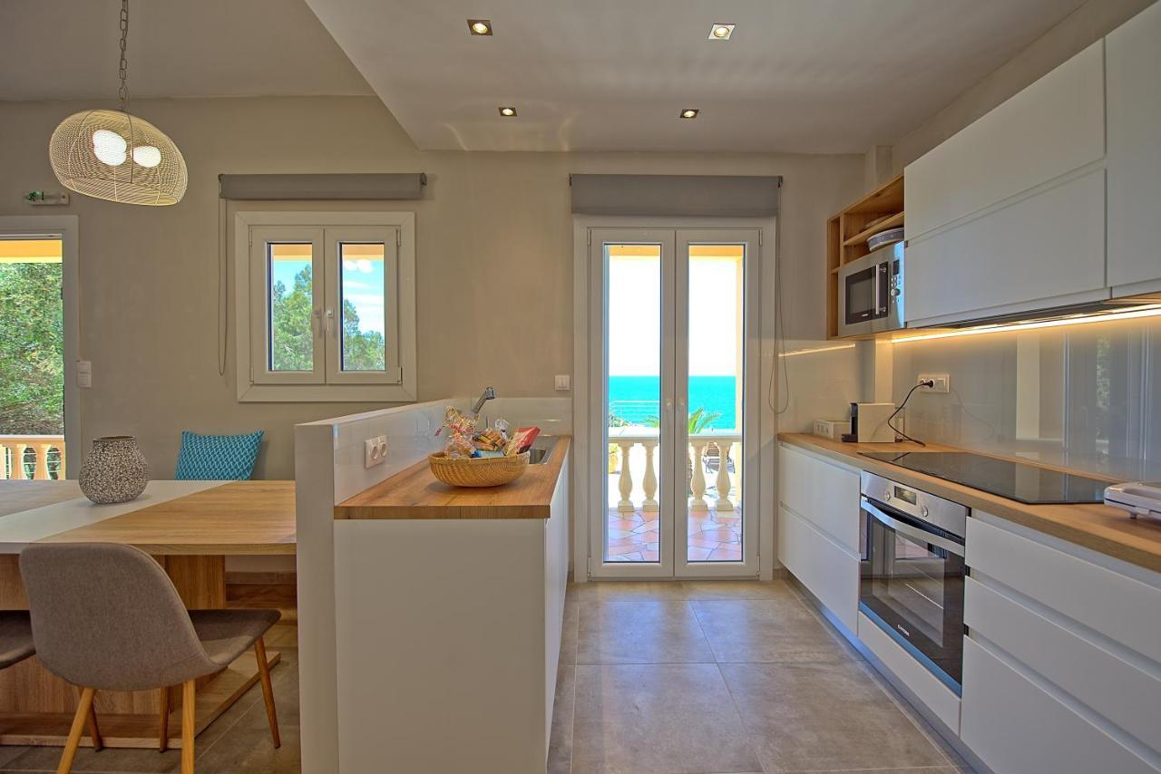 Beachfront Villa Seasun By Posarellivillas Agios Spyridon  Exteriör bild